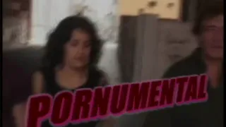 Двое друзей беседуют в уличном кафе