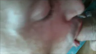 Сосет пожилой мужчина