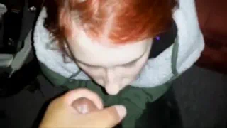 Белые девушка получает черный член для лица