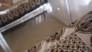 Женщина с темными волосами одетая в черный топ