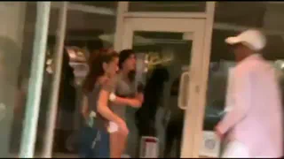 Сумасшедшие девушки смотреть большой член и надрачивает на публике