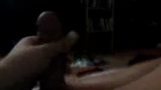 Возбужденный детеныш стреляет