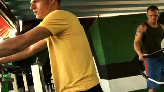 Мускулистый мужчина выполняющий массаж спины