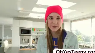 Молодой снять штаны с большой член и она