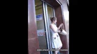 Девушки под юбкой Вуайерист видео