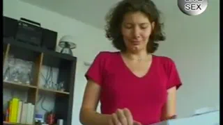Зрелая брюнетка имеет большие бусины