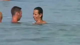 Размахивая пары на пляже в Кап-Д'ЭйДжей играть и не может получить достаточно