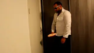 Джей-Арт мужской соло с большими дилдо член при ношении солнцезащитных очков