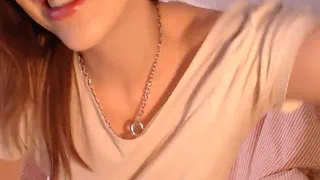 Брюнетка молодая играет с ее упругая розовая киска