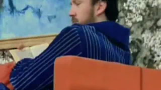 Две женщины нежно обнимаются открывая свои тела друг другу