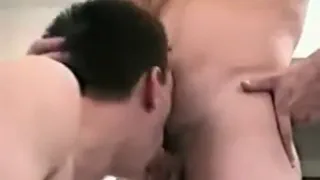 Два симпатичных гладких парней ебать
