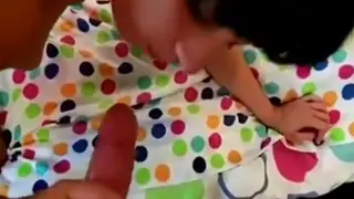 Крошечные подруга принимая это подобно
