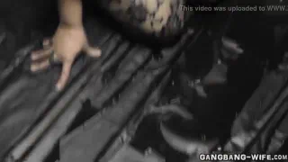 Ссать шлюха толпой и пописал на