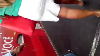 Симпатичная попка в белой юбке