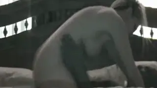 Девушка знает как ездить на черный хуй