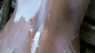 Симпатичные шлюха получает молоко душ
