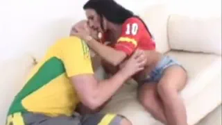 Лиза липс и мужчина наслаждаются страстным игривым любовным знакоменьем в спальне