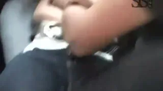 Бедная девушка получает жестоко трахал чудовищный незнакомец в такси