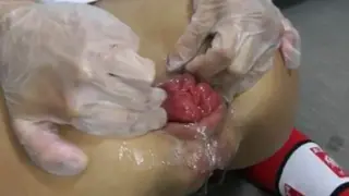 Радостный молодая Кулаками в ее Сексуальная Киска Отверстие