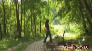 Евро девушка сосет член в лесу