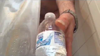 Бутылка воды приседать