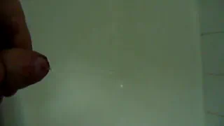 Обрезанный член ссыт в ванну