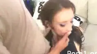 Девушка принимает на большой стержень
