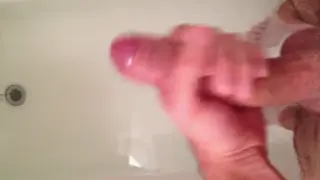 Небольшой дрочит в душ с сперма