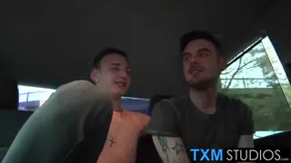 Твинк Камык ходьбе большой член глубокая глотка и анальный Римминг