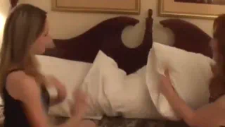 18 лет молодой Китти имеющие подушку бой