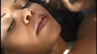 Красивая Женщина Получает Член в ее Рот И Киску