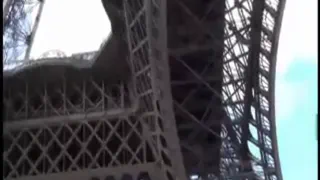 Эйфелева башня рискованный публичный секс втроем