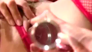 Две брюнетки лесбиянки красотки в чулках делают горячие киски лизать