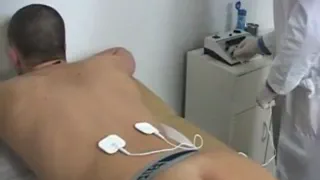 Стимуляция члена с помощью электродов лежа на столе