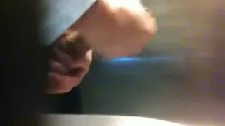 Необрезанный член кончает в туалете