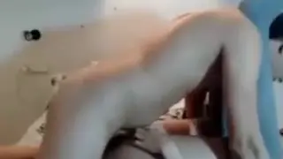 Рыжая девушка стучать на домашнюю камеру