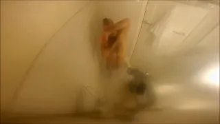 Дорогой Джек принимает душ