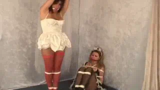 Две женщины в потрясающей золотой комнате одна стоит другая в рабстве