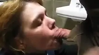 Зрелая шлюха сосет хуй в ванной