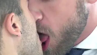Стоит