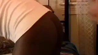 Черный чувак ложка отшлепать твердый