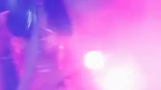 Сексуальная брюнетка шлюха возбуждается танцуют и раздеваются в
