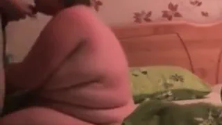 С завязанными глазами толстушки жена сосет член и трахается