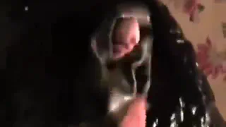 Соблазнительная женщина в черном нижнем белье соблазнительно ласкающая мужчину