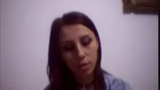 Непослушный любительских веб-камеры девушка делает себя сперму и ест его