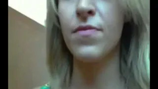 Светловолосая студентка отдыхает от учебы и игрушек