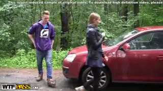 Кудрявая девушка Ххх получает ее киска разбили на диван