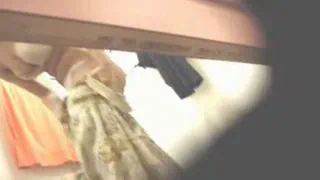Мужчина вешает свою рубашку