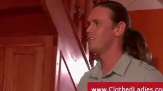 Приветствуя втроем в гостевом доме с возбужденный шикарных дам