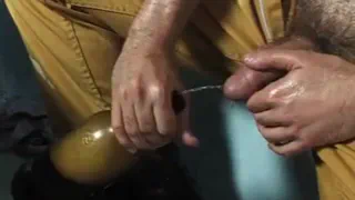 Эдуардо дергая его мелкий гей хуй часть2